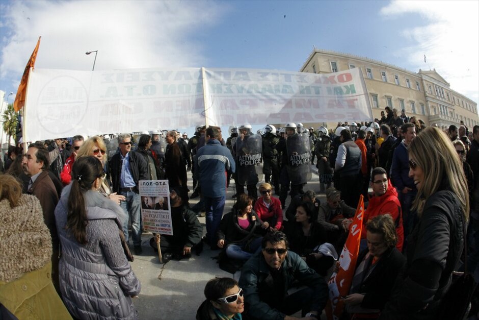 Συγκέντρωση διαμαρτυρίας της ΠΟΕ-ΟΤΑ #11. Διαδηλωτές της ΠΟΕ - ΟΤΑ, αιφνιδιάζοντας τις αστυνιμικές δυνάμεις, εισέβαλαν στο προαύλιο της Βουλής, αφού κατέβασαν τα προστατευτικά κιγκλιδώματα που περικλείουν τον χώρο.Η πορεία των εργαζομένων στην Τ.Α. είχε τελικό προορισμό το υπουργείο Διοικητικής Μεταρρύθμισης, ανεκόπη ωστόσο στο Σύνταγμα, καθώς αστυνομικές κλούβες είναι παραταγμένες στη Βασ. Σοφίας στο ύψος της Σέκερη.
