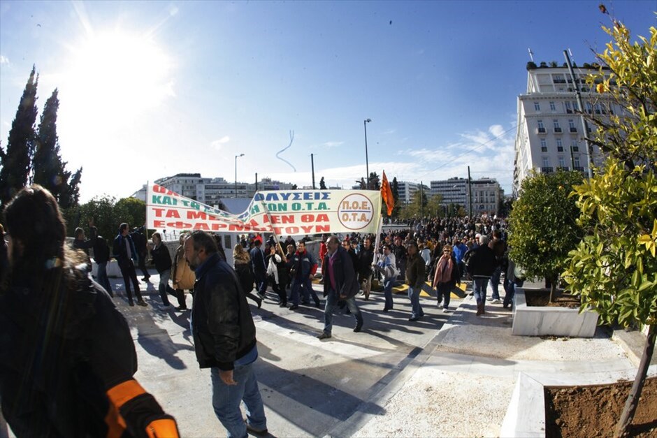 Συγκέντρωση διαμαρτυρίας της ΠΟΕ-ΟΤΑ #14. Διαδηλωτές της ΠΟΕ - ΟΤΑ, αιφνιδιάζοντας τις αστυνιμικές δυνάμεις, εισέβαλαν στο προαύλιο της Βουλής, αφού κατέβασαν τα προστατευτικά κιγκλιδώματα που περικλείουν τον χώρο.Η πορεία των εργαζομένων στην Τ.Α. είχε τελικό προορισμό το υπουργείο Διοικητικής Μεταρρύθμισης, ανεκόπη ωστόσο στο Σύνταγμα, καθώς αστυνομικές κλούβες είναι παραταγμένες στη Βασ. Σοφίας στο ύψος της Σέκερη.