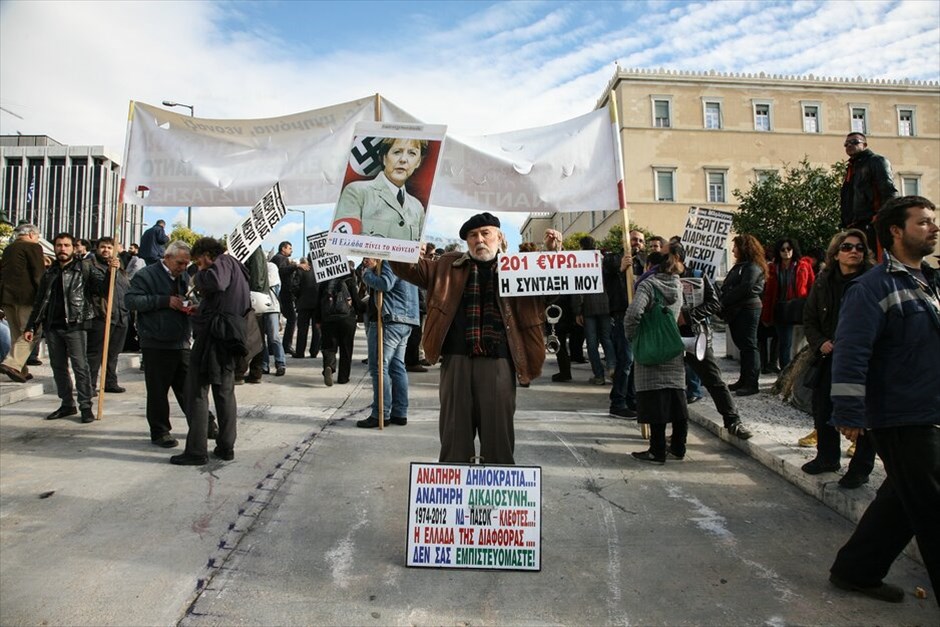 Συγκέντρωση διαμαρτυρίας της ΠΟΕ-ΟΤΑ #16. Διαδηλωτές της ΠΟΕ - ΟΤΑ, αιφνιδιάζοντας τις αστυνιμικές δυνάμεις, εισέβαλαν στο προαύλιο της Βουλής, αφού κατέβασαν τα προστατευτικά κιγκλιδώματα που περικλείουν τον χώρο.Η πορεία των εργαζομένων στην Τ.Α. είχε τελικό προορισμό το υπουργείο Διοικητικής Μεταρρύθμισης, ανεκόπη ωστόσο στο Σύνταγμα, καθώς αστυνομικές κλούβες είναι παραταγμένες στη Βασ. Σοφίας στο ύψος της Σέκερη.