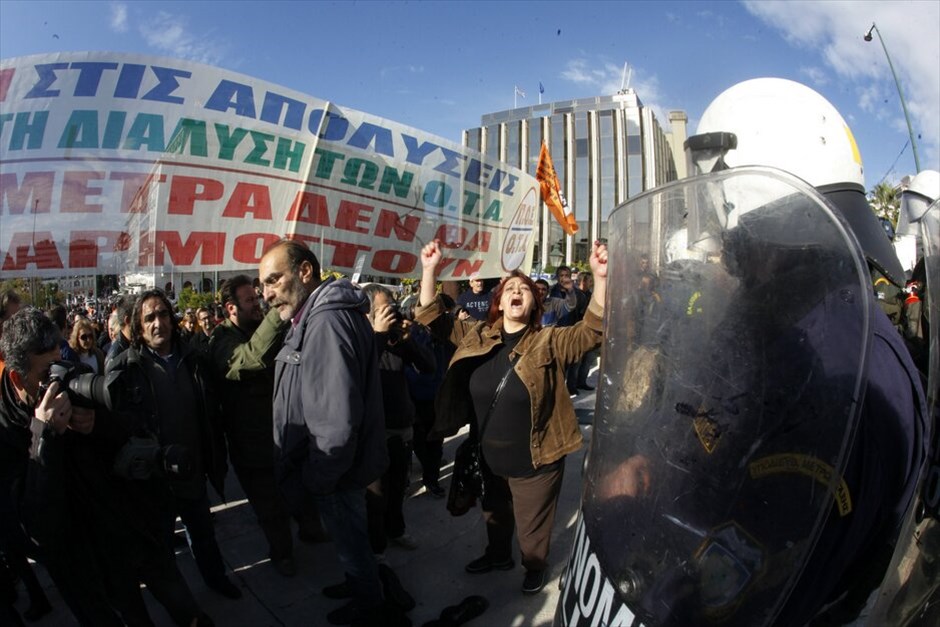 Συγκέντρωση διαμαρτυρίας της ΠΟΕ-ΟΤΑ #17. Διαδηλωτές της ΠΟΕ - ΟΤΑ, αιφνιδιάζοντας τις αστυνιμικές δυνάμεις, εισέβαλαν στο προαύλιο της Βουλής, αφού κατέβασαν τα προστατευτικά κιγκλιδώματα που περικλείουν τον χώρο.Η πορεία των εργαζομένων στην Τ.Α. είχε τελικό προορισμό το υπουργείο Διοικητικής Μεταρρύθμισης, ανεκόπη ωστόσο στο Σύνταγμα, καθώς αστυνομικές κλούβες είναι παραταγμένες στη Βασ. Σοφίας στο ύψος της Σέκερη.