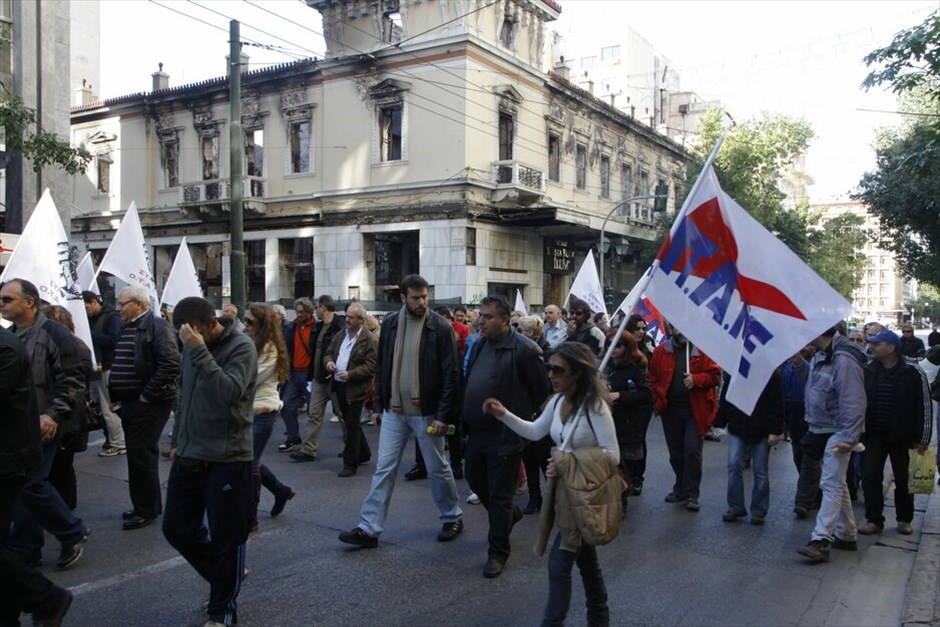 Συγκέντρωση διαμαρτυρίας της ΠΟΕ-ΟΤΑ #20. Διαδηλωτές της ΠΟΕ - ΟΤΑ, αιφνιδιάζοντας τις αστυνιμικές δυνάμεις, εισέβαλαν στο προαύλιο της Βουλής, αφού κατέβασαν τα προστατευτικά κιγκλιδώματα που περικλείουν τον χώρο.Η πορεία των εργαζομένων στην Τ.Α. είχε τελικό προορισμό το υπουργείο Διοικητικής Μεταρρύθμισης, ανεκόπη ωστόσο στο Σύνταγμα, καθώς αστυνομικές κλούβες είναι παραταγμένες στη Βασ. Σοφίας στο ύψος της Σέκερη.