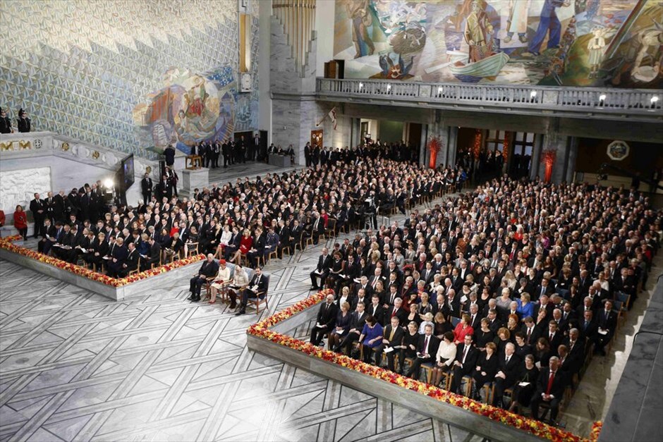 Οσλο: Η τελετή απονομής του Νόμπελ Ειρήνης στην Ε.Ε. #1. Παρουσία περίπου είκοσι ευρωπαίων αρχηγών κρατών και κυβερνήσεων πραγματοποιήθηκε στο Δημαρχείο του Οσλο η τελετή απονομής στην Ε.Ε. του βραβείου Νόμπελ Ειρήνης.