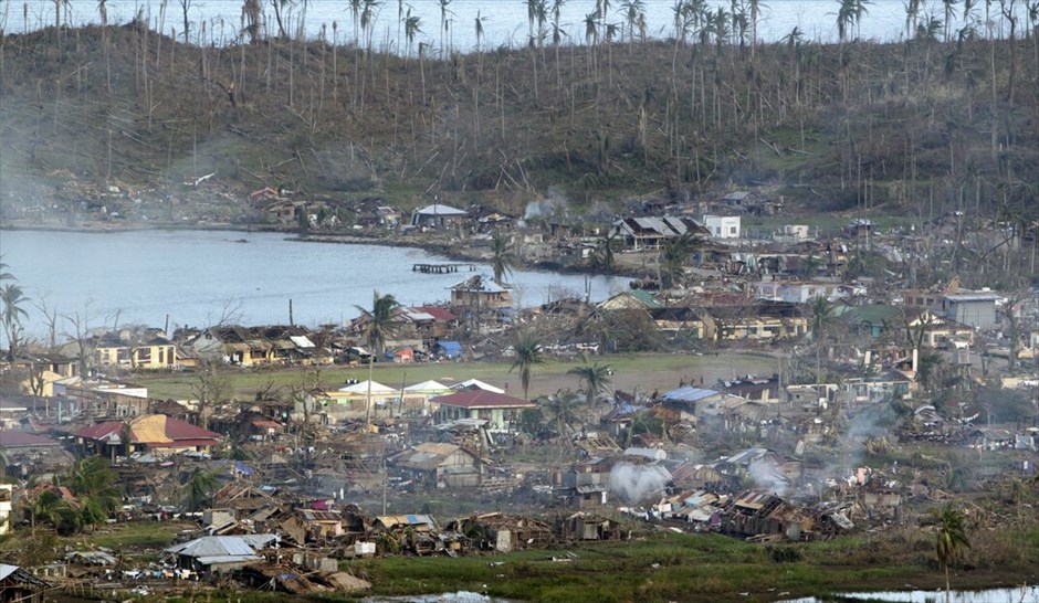 Φιλιππίνες: Ανυπολόγιστη η καταστροφή από τον τυφώνα «Μπόπα» #1. Διεθνής βοήθεια φτάνει στις Φιλιππίνες για τα θύματα του τυφώνα Μπόπα, ο οποίος προκάλεσε το θάνατο τουλάχιστον 647 ανθρώπων, καθώς πλημμύρες και τόνοι λάσπης παρέσυραν και κατέστρεψαν πολλά χωριά στις νότιες περιοχές της χώρας. Υπολογίζεται ότι 70.000 σπίτια χάθηκαν ενώ σημαντικές ζημιές υπέστησαν τα δίκτυα ηλεκτροδότησης και τηλεπικοινωνιών από τον ισχυρότερο τυφώνα που έπληξε τις Φιλιππίνες φέτος.Περισσότεροι από 780 άνθρωποι αγνοούνται κυρίως στις επαρχίες Κομποστέλα Βάλεϊ και Ανατολικό Νταβάο στο νησί Μιντανάο, σύμφωνα με το Γραφείο Πολιτικής Προστασίας της χώρας.Αρκετές χώρες όπως οι ΗΠΑ, η Ιαπωνία και η Μαλαισία απέστειλαν είτε χρηματική βοήθεια είτε είδη επείγουσας ανάγκης, προκειμένου να αντιμετωπιστούν οι ανθρωπιστικές ανάγκες σε τρόφιμα και σκηνές.Οι ζημιές υπολογίζεται στα 7,11 δισεκατομμύρια πέσος (177,75 εκατομμύρια δολάρια).