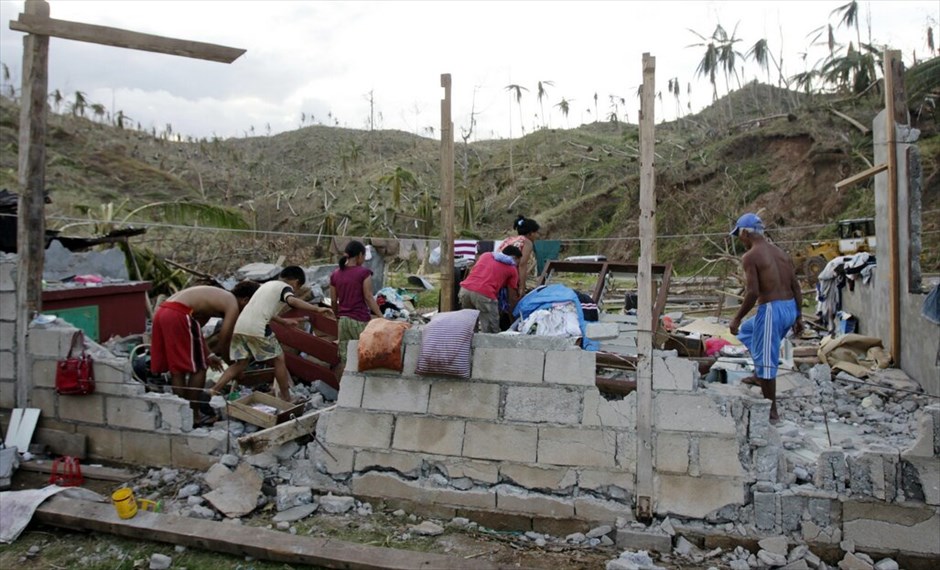 Φιλιππίνες: Ανυπολόγιστη η καταστροφή από τον τυφώνα «Μπόπα» #3. Διεθνής βοήθεια φτάνει στις Φιλιππίνες για τα θύματα του τυφώνα Μπόπα, ο οποίος προκάλεσε το θάνατο τουλάχιστον 647 ανθρώπων, καθώς πλημμύρες και τόνοι λάσπης παρέσυραν και κατέστρεψαν πολλά χωριά στις νότιες περιοχές της χώρας. Υπολογίζεται ότι 70.000 σπίτια χάθηκαν ενώ σημαντικές ζημιές υπέστησαν τα δίκτυα ηλεκτροδότησης και τηλεπικοινωνιών από τον ισχυρότερο τυφώνα που έπληξε τις Φιλιππίνες φέτος.Περισσότεροι από 780 άνθρωποι αγνοούνται κυρίως στις επαρχίες Κομποστέλα Βάλεϊ και Ανατολικό Νταβάο στο νησί Μιντανάο, σύμφωνα με το Γραφείο Πολιτικής Προστασίας της χώρας.Αρκετές χώρες όπως οι ΗΠΑ, η Ιαπωνία και η Μαλαισία απέστειλαν είτε χρηματική βοήθεια είτε είδη επείγουσας ανάγκης, προκειμένου να αντιμετωπιστούν οι ανθρωπιστικές ανάγκες σε τρόφιμα και σκηνές.Οι ζημιές υπολογίζεται στα 7,11 δισεκατομμύρια πέσος (177,75 εκατομμύρια δολάρια).