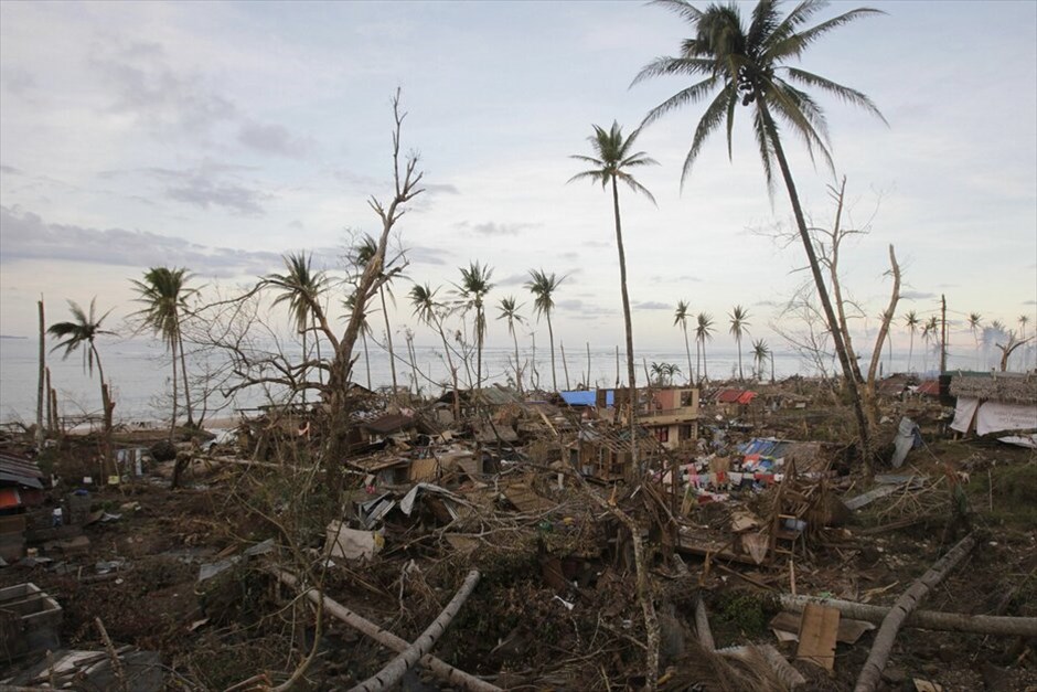 Φιλιππίνες: Ανυπολόγιστη η καταστροφή από τον τυφώνα «Μπόπα» #6. Διεθνής βοήθεια φτάνει στις Φιλιππίνες για τα θύματα του τυφώνα Μπόπα, ο οποίος προκάλεσε το θάνατο τουλάχιστον 647 ανθρώπων, καθώς πλημμύρες και τόνοι λάσπης παρέσυραν και κατέστρεψαν πολλά χωριά στις νότιες περιοχές της χώρας. Υπολογίζεται ότι 70.000 σπίτια χάθηκαν ενώ σημαντικές ζημιές υπέστησαν τα δίκτυα ηλεκτροδότησης και τηλεπικοινωνιών από τον ισχυρότερο τυφώνα που έπληξε τις Φιλιππίνες φέτος.Περισσότεροι από 780 άνθρωποι αγνοούνται κυρίως στις επαρχίες Κομποστέλα Βάλεϊ και Ανατολικό Νταβάο στο νησί Μιντανάο, σύμφωνα με το Γραφείο Πολιτικής Προστασίας της χώρας.Αρκετές χώρες όπως οι ΗΠΑ, η Ιαπωνία και η Μαλαισία απέστειλαν είτε χρηματική βοήθεια είτε είδη επείγουσας ανάγκης, προκειμένου να αντιμετωπιστούν οι ανθρωπιστικές ανάγκες σε τρόφιμα και σκηνές.Οι ζημιές υπολογίζεται στα 7,11 δισεκατομμύρια πέσος (177,75 εκατομμύρια δολάρια).