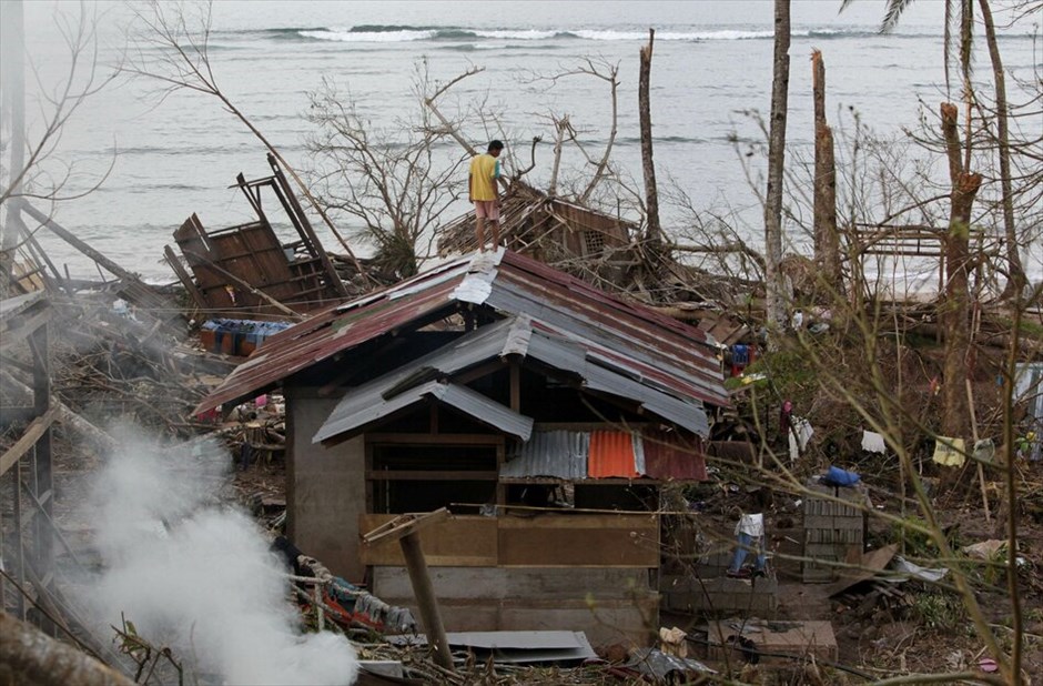 Φιλιππίνες: Ανυπολόγιστη η καταστροφή από τον τυφώνα «Μπόπα» #7. Διεθνής βοήθεια φτάνει στις Φιλιππίνες για τα θύματα του τυφώνα Μπόπα, ο οποίος προκάλεσε το θάνατο τουλάχιστον 647 ανθρώπων, καθώς πλημμύρες και τόνοι λάσπης παρέσυραν και κατέστρεψαν πολλά χωριά στις νότιες περιοχές της χώρας. Υπολογίζεται ότι 70.000 σπίτια χάθηκαν ενώ σημαντικές ζημιές υπέστησαν τα δίκτυα ηλεκτροδότησης και τηλεπικοινωνιών από τον ισχυρότερο τυφώνα που έπληξε τις Φιλιππίνες φέτος.Περισσότεροι από 780 άνθρωποι αγνοούνται κυρίως στις επαρχίες Κομποστέλα Βάλεϊ και Ανατολικό Νταβάο στο νησί Μιντανάο, σύμφωνα με το Γραφείο Πολιτικής Προστασίας της χώρας.Αρκετές χώρες όπως οι ΗΠΑ, η Ιαπωνία και η Μαλαισία απέστειλαν είτε χρηματική βοήθεια είτε είδη επείγουσας ανάγκης, προκειμένου να αντιμετωπιστούν οι ανθρωπιστικές ανάγκες σε τρόφιμα και σκηνές.Οι ζημιές υπολογίζεται στα 7,11 δισεκατομμύρια πέσος (177,75 εκατομμύρια δολάρια).