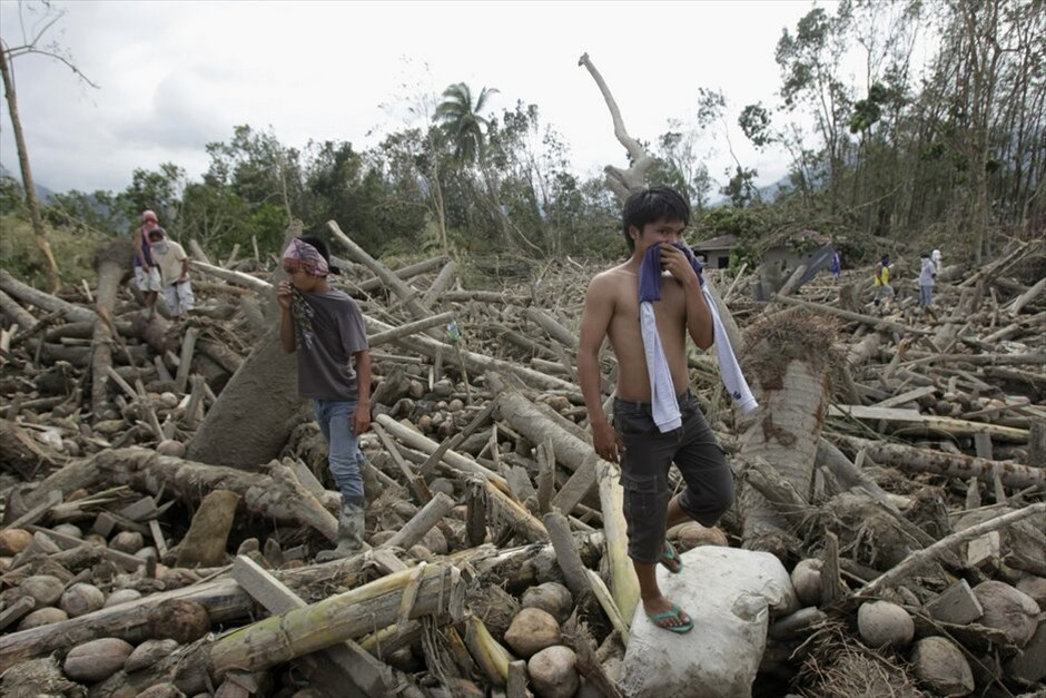 Φιλιππίνες: Ανυπολόγιστη η καταστροφή από τον τυφώνα «Μπόπα» #13. Διεθνής βοήθεια φτάνει στις Φιλιππίνες για τα θύματα του τυφώνα Μπόπα, ο οποίος προκάλεσε το θάνατο τουλάχιστον 647 ανθρώπων, καθώς πλημμύρες και τόνοι λάσπης παρέσυραν και κατέστρεψαν πολλά χωριά στις νότιες περιοχές της χώρας. Υπολογίζεται ότι 70.000 σπίτια χάθηκαν ενώ σημαντικές ζημιές υπέστησαν τα δίκτυα ηλεκτροδότησης και τηλεπικοινωνιών από τον ισχυρότερο τυφώνα που έπληξε τις Φιλιππίνες φέτος.Περισσότεροι από 780 άνθρωποι αγνοούνται κυρίως στις επαρχίες Κομποστέλα Βάλεϊ και Ανατολικό Νταβάο στο νησί Μιντανάο, σύμφωνα με το Γραφείο Πολιτικής Προστασίας της χώρας.Αρκετές χώρες όπως οι ΗΠΑ, η Ιαπωνία και η Μαλαισία απέστειλαν είτε χρηματική βοήθεια είτε είδη επείγουσας ανάγκης, προκειμένου να αντιμετωπιστούν οι ανθρωπιστικές ανάγκες σε τρόφιμα και σκηνές.Οι ζημιές υπολογίζεται στα 7,11 δισεκατομμύρια πέσος (177,75 εκατομμύρια δολάρια).
