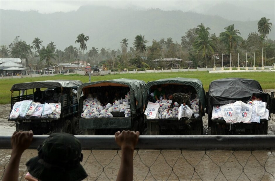 Φιλιππίνες: Ανυπολόγιστη η καταστροφή από τον τυφώνα «Μπόπα» #18. Διεθνής βοήθεια φτάνει στις Φιλιππίνες για τα θύματα του τυφώνα Μπόπα, ο οποίος προκάλεσε το θάνατο τουλάχιστον 647 ανθρώπων, καθώς πλημμύρες και τόνοι λάσπης παρέσυραν και κατέστρεψαν πολλά χωριά στις νότιες περιοχές της χώρας. Υπολογίζεται ότι 70.000 σπίτια χάθηκαν ενώ σημαντικές ζημιές υπέστησαν τα δίκτυα ηλεκτροδότησης και τηλεπικοινωνιών από τον ισχυρότερο τυφώνα που έπληξε τις Φιλιππίνες φέτος.Περισσότεροι από 780 άνθρωποι αγνοούνται κυρίως στις επαρχίες Κομποστέλα Βάλεϊ και Ανατολικό Νταβάο στο νησί Μιντανάο, σύμφωνα με το Γραφείο Πολιτικής Προστασίας της χώρας.Αρκετές χώρες όπως οι ΗΠΑ, η Ιαπωνία και η Μαλαισία απέστειλαν είτε χρηματική βοήθεια είτε είδη επείγουσας ανάγκης, προκειμένου να αντιμετωπιστούν οι ανθρωπιστικές ανάγκες σε τρόφιμα και σκηνές.Οι ζημιές υπολογίζεται στα 7,11 δισεκατομμύρια πέσος (177,75 εκατομμύρια δολάρια).