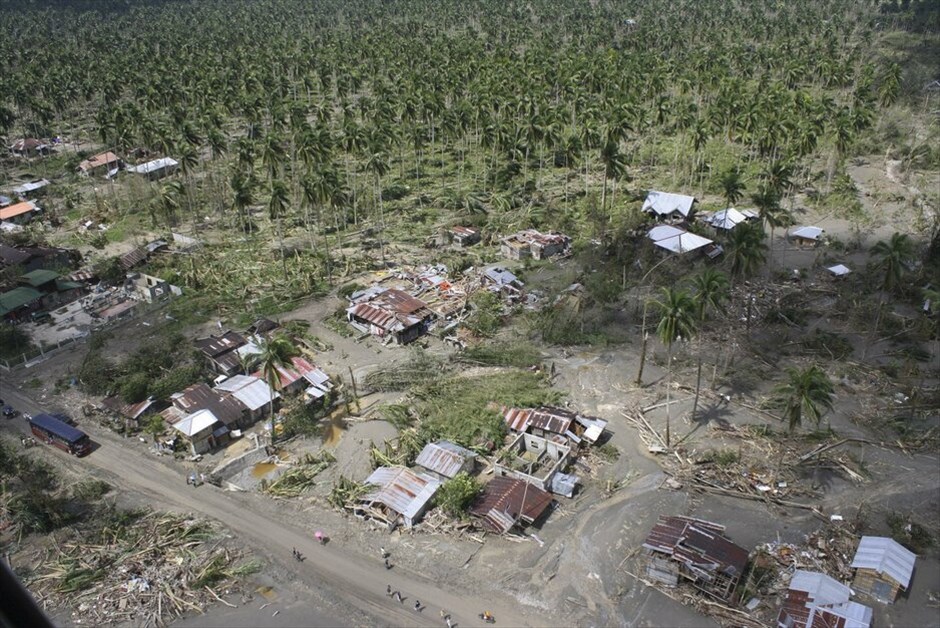 Φιλιππίνες: Ανυπολόγιστη η καταστροφή από τον τυφώνα «Μπόπα» #21. Διεθνής βοήθεια φτάνει στις Φιλιππίνες για τα θύματα του τυφώνα Μπόπα, ο οποίος προκάλεσε το θάνατο τουλάχιστον 647 ανθρώπων, καθώς πλημμύρες και τόνοι λάσπης παρέσυραν και κατέστρεψαν πολλά χωριά στις νότιες περιοχές της χώρας. Υπολογίζεται ότι 70.000 σπίτια χάθηκαν ενώ σημαντικές ζημιές υπέστησαν τα δίκτυα ηλεκτροδότησης και τηλεπικοινωνιών από τον ισχυρότερο τυφώνα που έπληξε τις Φιλιππίνες φέτος.Περισσότεροι από 780 άνθρωποι αγνοούνται κυρίως στις επαρχίες Κομποστέλα Βάλεϊ και Ανατολικό Νταβάο στο νησί Μιντανάο, σύμφωνα με το Γραφείο Πολιτικής Προστασίας της χώρας.Αρκετές χώρες όπως οι ΗΠΑ, η Ιαπωνία και η Μαλαισία απέστειλαν είτε χρηματική βοήθεια είτε είδη επείγουσας ανάγκης, προκειμένου να αντιμετωπιστούν οι ανθρωπιστικές ανάγκες σε τρόφιμα και σκηνές.Οι ζημιές υπολογίζεται στα 7,11 δισεκατομμύρια πέσος (177,75 εκατομμύρια δολάρια).