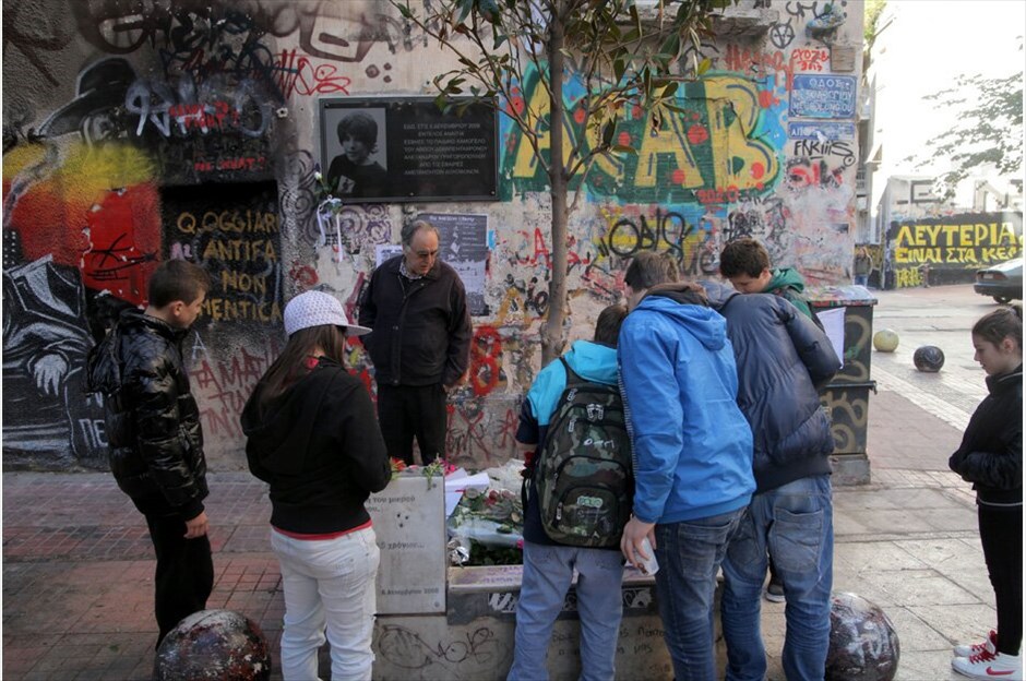 Συγκεντρώσεις στη μνήμη του Αλέξη Γρηγορόπουλου #3. Συγκεντρώσεις πραγματοποιούνται σήμερα στο κέντρο της Αθήνας, με αφορμή τη συμπλήρωση τεσσάρων χρόνων από τη δολοφονία του μαθητή, Αλέξη Γρηγορόπουλου.Υπό ισχυρή αστυνομική παρουσία μαθητές και φοιτητές έφθασαν στο Σύνταγμα μετά από συγκέντρωση που πραγματοποίησαν το πρωί στα Προπύλαια. Μικροένταση υπήρξε στην οδό Σταδίου όταν δυνάμεις των ΜΑΤ που βρέθηκαν στο σημείο δέχθηκαν νεράντζια και πέτρες.Κατά την ολοκλήρωση του συλλαλητηρίου στο ύψος της Ομόνοιας τα πνεύματα οξύνθηκαν για ακόμη μία φορά, όταν νεαροί επιδόθηκαν σε πετροπόλεμο και απωθήθηκαν από τις αστυνομικές δυνάμεις, με αποτέλεσμα το κυνηγητό να συνεχιστεί στους γύρω δρόμους.