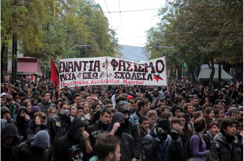 Συγκεντρώσεις στη μνήμη του Αλέξη Γρηγορόπουλου #5. Συγκεντρώσεις πραγματοποιούνται σήμερα στο κέντρο της Αθήνας, με αφορμή τη συμπλήρωση τεσσάρων χρόνων από τη δολοφονία του μαθητή, Αλέξη Γρηγορόπουλου.Υπό ισχυρή αστυνομική παρουσία μαθητές και φοιτητές έφθασαν στο Σύνταγμα μετά από συγκέντρωση που πραγματοποίησαν το πρωί στα Προπύλαια. Μικροένταση υπήρξε στην οδό Σταδίου όταν δυνάμεις των ΜΑΤ που βρέθηκαν στο σημείο δέχθηκαν νεράντζια και πέτρες.Κατά την ολοκλήρωση του συλλαλητηρίου στο ύψος της Ομόνοιας τα πνεύματα οξύνθηκαν για ακόμη μία φορά, όταν νεαροί επιδόθηκαν σε πετροπόλεμο και απωθήθηκαν από τις αστυνομικές δυνάμεις, με αποτέλεσμα το κυνηγητό να συνεχιστεί στους γύρω δρόμους.