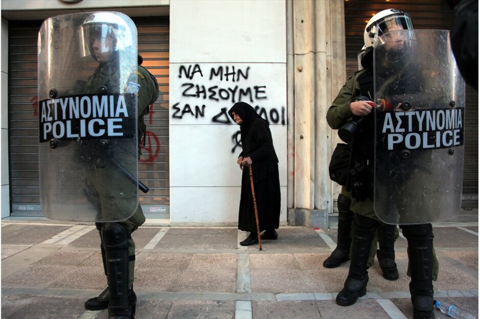 Συγκεντρώσεις στη μνήμη του Αλέξη Γρηγορόπουλου #6. Συγκεντρώσεις πραγματοποιούνται σήμερα στο κέντρο της Αθήνας, με αφορμή τη συμπλήρωση τεσσάρων χρόνων από τη δολοφονία του μαθητή, Αλέξη Γρηγορόπουλου.Υπό ισχυρή αστυνομική παρουσία μαθητές και φοιτητές έφθασαν στο Σύνταγμα μετά από συγκέντρωση που πραγματοποίησαν το πρωί στα Προπύλαια. Μικροένταση υπήρξε στην οδό Σταδίου όταν δυνάμεις των ΜΑΤ που βρέθηκαν στο σημείο δέχθηκαν νεράντζια και πέτρες.Κατά την ολοκλήρωση του συλλαλητηρίου στο ύψος της Ομόνοιας τα πνεύματα οξύνθηκαν για ακόμη μία φορά, όταν νεαροί επιδόθηκαν σε πετροπόλεμο και απωθήθηκαν από τις αστυνομικές δυνάμεις, με αποτέλεσμα το κυνηγητό να συνεχιστεί στους γύρω δρόμους.
