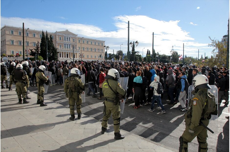 Συγκεντρώσεις στη μνήμη του Αλέξη Γρηγορόπουλου #7. Συγκεντρώσεις πραγματοποιούνται σήμερα στο κέντρο της Αθήνας, με αφορμή τη συμπλήρωση τεσσάρων χρόνων από τη δολοφονία του μαθητή, Αλέξη Γρηγορόπουλου.Υπό ισχυρή αστυνομική παρουσία μαθητές και φοιτητές έφθασαν στο Σύνταγμα μετά από συγκέντρωση που πραγματοποίησαν το πρωί στα Προπύλαια. Μικροένταση υπήρξε στην οδό Σταδίου όταν δυνάμεις των ΜΑΤ που βρέθηκαν στο σημείο δέχθηκαν νεράντζια και πέτρες.Κατά την ολοκλήρωση του συλλαλητηρίου στο ύψος της Ομόνοιας τα πνεύματα οξύνθηκαν για ακόμη μία φορά, όταν νεαροί επιδόθηκαν σε πετροπόλεμο και απωθήθηκαν από τις αστυνομικές δυνάμεις, με αποτέλεσμα το κυνηγητό να συνεχιστεί στους γύρω δρόμους.