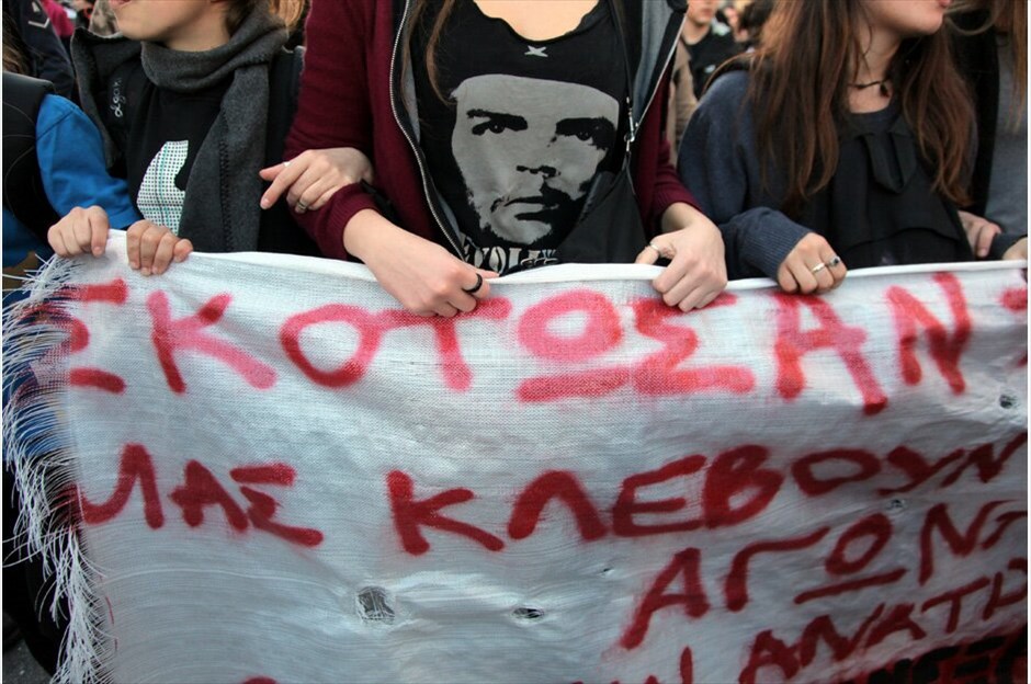 Συγκεντρώσεις στη μνήμη του Αλέξη Γρηγορόπουλου #8. Συγκεντρώσεις πραγματοποιούνται σήμερα στο κέντρο της Αθήνας, με αφορμή τη συμπλήρωση τεσσάρων χρόνων από τη δολοφονία του μαθητή, Αλέξη Γρηγορόπουλου.Υπό ισχυρή αστυνομική παρουσία μαθητές και φοιτητές έφθασαν στο Σύνταγμα μετά από συγκέντρωση που πραγματοποίησαν το πρωί στα Προπύλαια. Μικροένταση υπήρξε στην οδό Σταδίου όταν δυνάμεις των ΜΑΤ που βρέθηκαν στο σημείο δέχθηκαν νεράντζια και πέτρες.Κατά την ολοκλήρωση του συλλαλητηρίου στο ύψος της Ομόνοιας τα πνεύματα οξύνθηκαν για ακόμη μία φορά, όταν νεαροί επιδόθηκαν σε πετροπόλεμο και απωθήθηκαν από τις αστυνομικές δυνάμεις, με αποτέλεσμα το κυνηγητό να συνεχιστεί στους γύρω δρόμους.