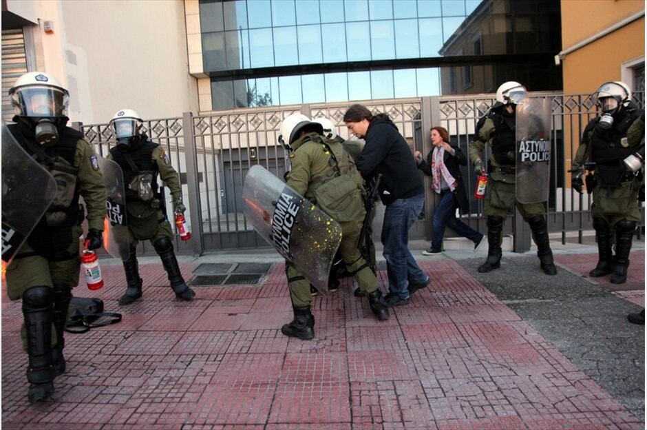 Συγκεντρώσεις στη μνήμη του Αλέξη Γρηγορόπουλου #9. Συγκεντρώσεις πραγματοποιούνται σήμερα στο κέντρο της Αθήνας, με αφορμή τη συμπλήρωση τεσσάρων χρόνων από τη δολοφονία του μαθητή, Αλέξη Γρηγορόπουλου.Υπό ισχυρή αστυνομική παρουσία μαθητές και φοιτητές έφθασαν στο Σύνταγμα μετά από συγκέντρωση που πραγματοποίησαν το πρωί στα Προπύλαια. Μικροένταση υπήρξε στην οδό Σταδίου όταν δυνάμεις των ΜΑΤ που βρέθηκαν στο σημείο δέχθηκαν νεράντζια και πέτρες.Κατά την ολοκλήρωση του συλλαλητηρίου στο ύψος της Ομόνοιας τα πνεύματα οξύνθηκαν για ακόμη μία φορά, όταν νεαροί επιδόθηκαν σε πετροπόλεμο και απωθήθηκαν από τις αστυνομικές δυνάμεις, με αποτέλεσμα το κυνηγητό να συνεχιστεί στους γύρω δρόμους.