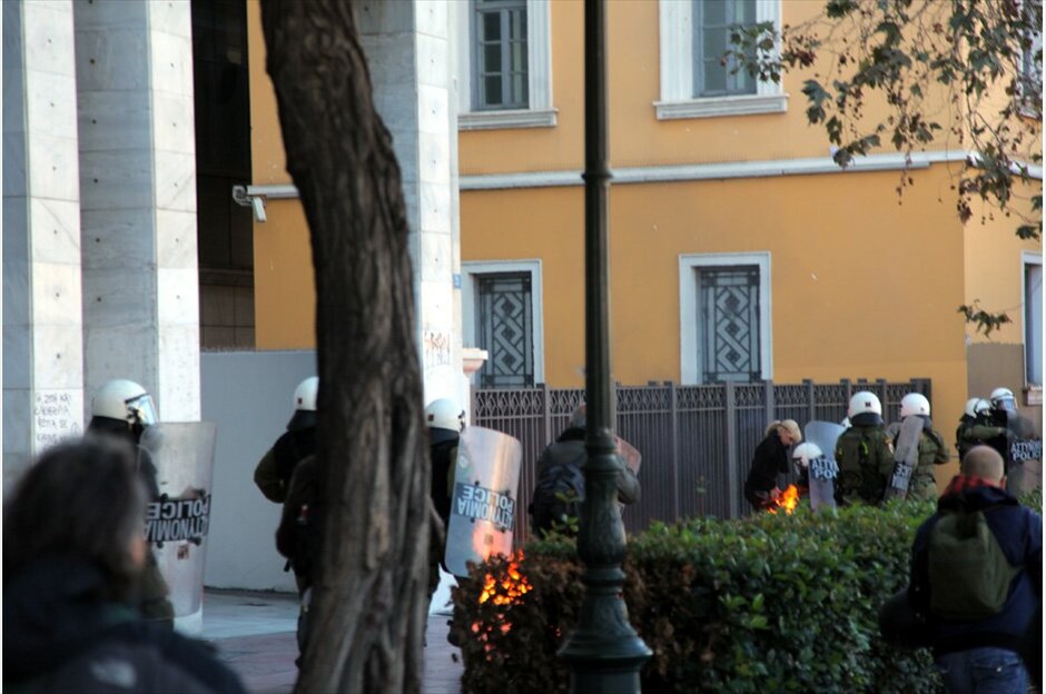 Συγκεντρώσεις στη μνήμη του Αλέξη Γρηγορόπουλου #11. Συγκεντρώσεις πραγματοποιούνται σήμερα στο κέντρο της Αθήνας, με αφορμή τη συμπλήρωση τεσσάρων χρόνων από τη δολοφονία του μαθητή, Αλέξη Γρηγορόπουλου.Υπό ισχυρή αστυνομική παρουσία μαθητές και φοιτητές έφθασαν στο Σύνταγμα μετά από συγκέντρωση που πραγματοποίησαν το πρωί στα Προπύλαια. Μικροένταση υπήρξε στην οδό Σταδίου όταν δυνάμεις των ΜΑΤ που βρέθηκαν στο σημείο δέχθηκαν νεράντζια και πέτρες.Κατά την ολοκλήρωση του συλλαλητηρίου στο ύψος της Ομόνοιας τα πνεύματα οξύνθηκαν για ακόμη μία φορά, όταν νεαροί επιδόθηκαν σε πετροπόλεμο και απωθήθηκαν από τις αστυνομικές δυνάμεις, με αποτέλεσμα το κυνηγητό να συνεχιστεί στους γύρω δρόμους.