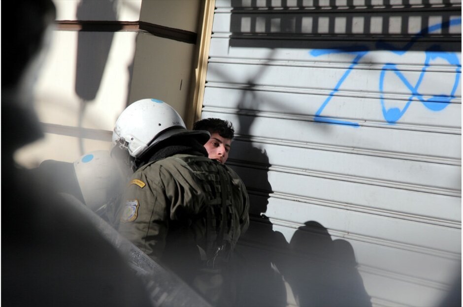 Συγκεντρώσεις στη μνήμη του Αλέξη Γρηγορόπουλου #12. Συγκεντρώσεις πραγματοποιούνται σήμερα στο κέντρο της Αθήνας, με αφορμή τη συμπλήρωση τεσσάρων χρόνων από τη δολοφονία του μαθητή, Αλέξη Γρηγορόπουλου.Υπό ισχυρή αστυνομική παρουσία μαθητές και φοιτητές έφθασαν στο Σύνταγμα μετά από συγκέντρωση που πραγματοποίησαν το πρωί στα Προπύλαια. Μικροένταση υπήρξε στην οδό Σταδίου όταν δυνάμεις των ΜΑΤ που βρέθηκαν στο σημείο δέχθηκαν νεράντζια και πέτρες.Κατά την ολοκλήρωση του συλλαλητηρίου στο ύψος της Ομόνοιας τα πνεύματα οξύνθηκαν για ακόμη μία φορά, όταν νεαροί επιδόθηκαν σε πετροπόλεμο και απωθήθηκαν από τις αστυνομικές δυνάμεις, με αποτέλεσμα το κυνηγητό να συνεχιστεί στους γύρω δρόμους.