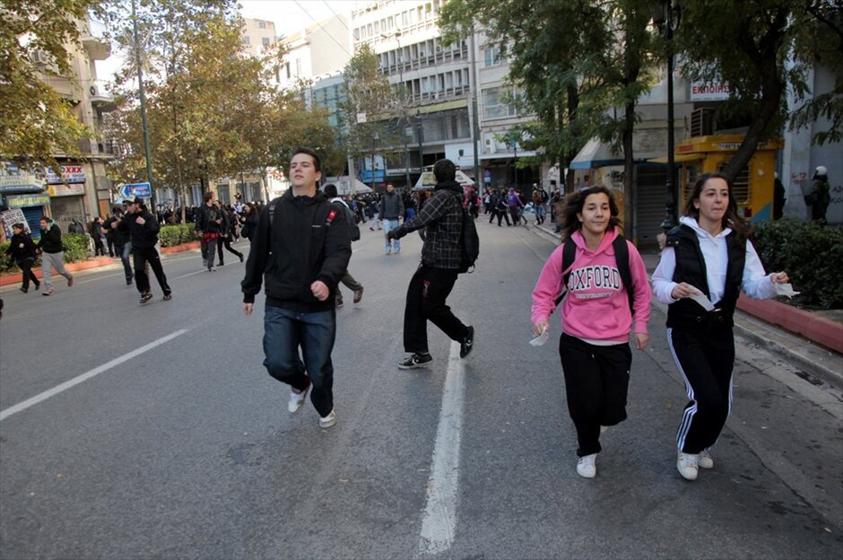Συγκεντρώσεις στη μνήμη του Αλέξη Γρηγορόπουλου #13. Συγκεντρώσεις πραγματοποιούνται σήμερα στο κέντρο της Αθήνας, με αφορμή τη συμπλήρωση τεσσάρων χρόνων από τη δολοφονία του μαθητή, Αλέξη Γρηγορόπουλου.Υπό ισχυρή αστυνομική παρουσία μαθητές και φοιτητές έφθασαν στο Σύνταγμα μετά από συγκέντρωση που πραγματοποίησαν το πρωί στα Προπύλαια. Μικροένταση υπήρξε στην οδό Σταδίου όταν δυνάμεις των ΜΑΤ που βρέθηκαν στο σημείο δέχθηκαν νεράντζια και πέτρες.Κατά την ολοκλήρωση του συλλαλητηρίου στο ύψος της Ομόνοιας τα πνεύματα οξύνθηκαν για ακόμη μία φορά, όταν νεαροί επιδόθηκαν σε πετροπόλεμο και απωθήθηκαν από τις αστυνομικές δυνάμεις, με αποτέλεσμα το κυνηγητό να συνεχιστεί στους γύρω δρόμους.