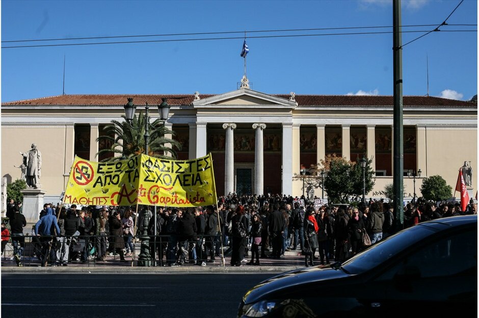 Συγκεντρώσεις στη μνήμη του Αλέξη Γρηγορόπουλου #14. Συγκεντρώσεις πραγματοποιούνται σήμερα στο κέντρο της Αθήνας, με αφορμή τη συμπλήρωση τεσσάρων χρόνων από τη δολοφονία του μαθητή, Αλέξη Γρηγορόπουλου.Υπό ισχυρή αστυνομική παρουσία μαθητές και φοιτητές έφθασαν στο Σύνταγμα μετά από συγκέντρωση που πραγματοποίησαν το πρωί στα Προπύλαια. Μικροένταση υπήρξε στην οδό Σταδίου όταν δυνάμεις των ΜΑΤ που βρέθηκαν στο σημείο δέχθηκαν νεράντζια και πέτρες.Κατά την ολοκλήρωση του συλλαλητηρίου στο ύψος της Ομόνοιας τα πνεύματα οξύνθηκαν για ακόμη μία φορά, όταν νεαροί επιδόθηκαν σε πετροπόλεμο και απωθήθηκαν από τις αστυνομικές δυνάμεις, με αποτέλεσμα το κυνηγητό να συνεχιστεί στους γύρω δρόμους.