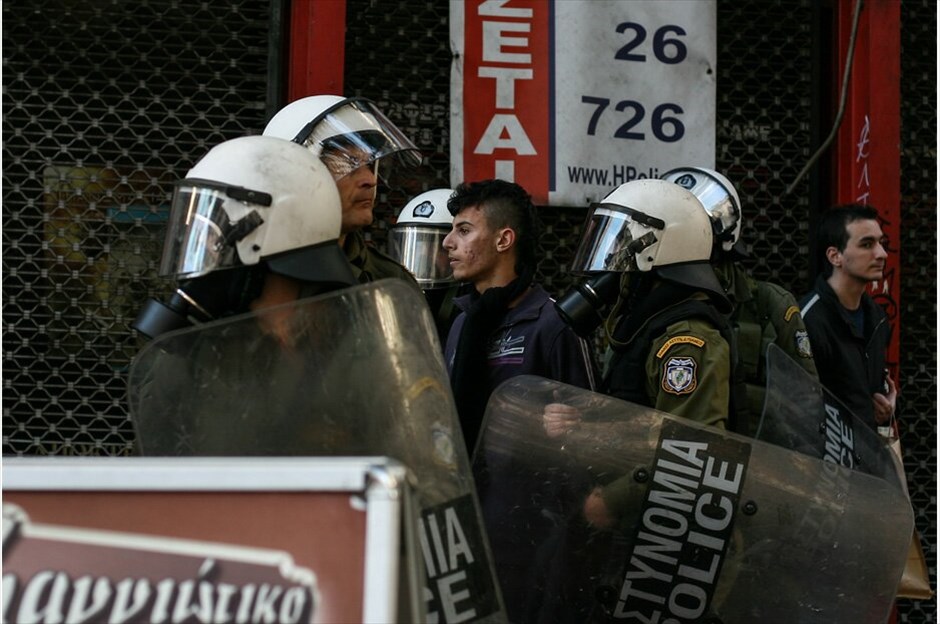 Συγκεντρώσεις στη μνήμη του Αλέξη Γρηγορόπουλου #16. Συγκεντρώσεις πραγματοποιούνται σήμερα στο κέντρο της Αθήνας, με αφορμή τη συμπλήρωση τεσσάρων χρόνων από τη δολοφονία του μαθητή, Αλέξη Γρηγορόπουλου.Υπό ισχυρή αστυνομική παρουσία μαθητές και φοιτητές έφθασαν στο Σύνταγμα μετά από συγκέντρωση που πραγματοποίησαν το πρωί στα Προπύλαια. Μικροένταση υπήρξε στην οδό Σταδίου όταν δυνάμεις των ΜΑΤ που βρέθηκαν στο σημείο δέχθηκαν νεράντζια και πέτρες.Κατά την ολοκλήρωση του συλλαλητηρίου στο ύψος της Ομόνοιας τα πνεύματα οξύνθηκαν για ακόμη μία φορά, όταν νεαροί επιδόθηκαν σε πετροπόλεμο και απωθήθηκαν από τις αστυνομικές δυνάμεις, με αποτέλεσμα το κυνηγητό να συνεχιστεί στους γύρω δρόμους.