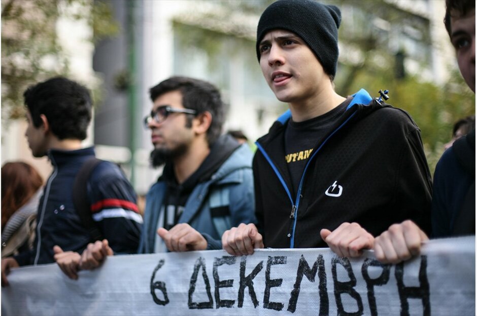 Συγκεντρώσεις στη μνήμη του Αλέξη Γρηγορόπουλου #17. Συγκεντρώσεις πραγματοποιούνται σήμερα στο κέντρο της Αθήνας, με αφορμή τη συμπλήρωση τεσσάρων χρόνων από τη δολοφονία του μαθητή, Αλέξη Γρηγορόπουλου.Υπό ισχυρή αστυνομική παρουσία μαθητές και φοιτητές έφθασαν στο Σύνταγμα μετά από συγκέντρωση που πραγματοποίησαν το πρωί στα Προπύλαια. Μικροένταση υπήρξε στην οδό Σταδίου όταν δυνάμεις των ΜΑΤ που βρέθηκαν στο σημείο δέχθηκαν νεράντζια και πέτρες.Κατά την ολοκλήρωση του συλλαλητηρίου στο ύψος της Ομόνοιας τα πνεύματα οξύνθηκαν για ακόμη μία φορά, όταν νεαροί επιδόθηκαν σε πετροπόλεμο και απωθήθηκαν από τις αστυνομικές δυνάμεις, με αποτέλεσμα το κυνηγητό να συνεχιστεί στους γύρω δρόμους.