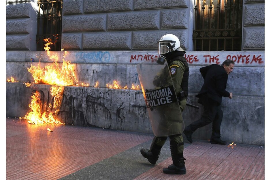 Συγκεντρώσεις στη μνήμη του Αλέξη Γρηγορόπουλου #19. Συγκεντρώσεις πραγματοποιούνται σήμερα στο κέντρο της Αθήνας, με αφορμή τη συμπλήρωση τεσσάρων χρόνων από τη δολοφονία του μαθητή, Αλέξη Γρηγορόπουλου.Υπό ισχυρή αστυνομική παρουσία μαθητές και φοιτητές έφθασαν στο Σύνταγμα μετά από συγκέντρωση που πραγματοποίησαν το πρωί στα Προπύλαια. Μικροένταση υπήρξε στην οδό Σταδίου όταν δυνάμεις των ΜΑΤ που βρέθηκαν στο σημείο δέχθηκαν νεράντζια και πέτρες.Κατά την ολοκλήρωση του συλλαλητηρίου στο ύψος της Ομόνοιας τα πνεύματα οξύνθηκαν για ακόμη μία φορά, όταν νεαροί επιδόθηκαν σε πετροπόλεμο και απωθήθηκαν από τις αστυνομικές δυνάμεις, με αποτέλεσμα το κυνηγητό να συνεχιστεί στους γύρω δρόμους.