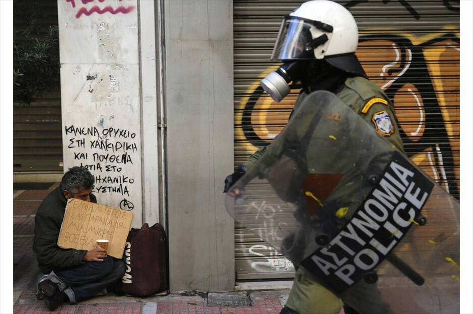 Συγκεντρώσεις στη μνήμη του Αλέξη Γρηγορόπουλου #21. Συγκεντρώσεις πραγματοποιούνται σήμερα στο κέντρο της Αθήνας, με αφορμή τη συμπλήρωση τεσσάρων χρόνων από τη δολοφονία του μαθητή, Αλέξη Γρηγορόπουλου.Υπό ισχυρή αστυνομική παρουσία μαθητές και φοιτητές έφθασαν στο Σύνταγμα μετά από συγκέντρωση που πραγματοποίησαν το πρωί στα Προπύλαια. Μικροένταση υπήρξε στην οδό Σταδίου όταν δυνάμεις των ΜΑΤ που βρέθηκαν στο σημείο δέχθηκαν νεράντζια και πέτρες.Κατά την ολοκλήρωση του συλλαλητηρίου στο ύψος της Ομόνοιας τα πνεύματα οξύνθηκαν για ακόμη μία φορά, όταν νεαροί επιδόθηκαν σε πετροπόλεμο και απωθήθηκαν από τις αστυνομικές δυνάμεις, με αποτέλεσμα το κυνηγητό να συνεχιστεί στους γύρω δρόμους.