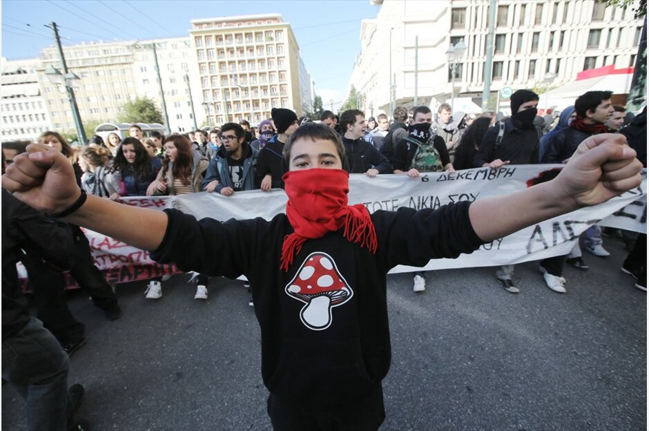 Συγκεντρώσεις στη μνήμη του Αλέξη Γρηγορόπουλου #26. Συγκεντρώσεις πραγματοποιούνται σήμερα στο κέντρο της Αθήνας, με αφορμή τη συμπλήρωση τεσσάρων χρόνων από τη δολοφονία του μαθητή, Αλέξη Γρηγορόπουλου.Υπό ισχυρή αστυνομική παρουσία μαθητές και φοιτητές έφθασαν στο Σύνταγμα μετά από συγκέντρωση που πραγματοποίησαν το πρωί στα Προπύλαια. Μικροένταση υπήρξε στην οδό Σταδίου όταν δυνάμεις των ΜΑΤ που βρέθηκαν στο σημείο δέχθηκαν νεράντζια και πέτρες.Κατά την ολοκλήρωση του συλλαλητηρίου στο ύψος της Ομόνοιας τα πνεύματα οξύνθηκαν για ακόμη μία φορά, όταν νεαροί επιδόθηκαν σε πετροπόλεμο και απωθήθηκαν από τις αστυνομικές δυνάμεις, με αποτέλεσμα το κυνηγητό να συνεχιστεί στους γύρω δρόμους.