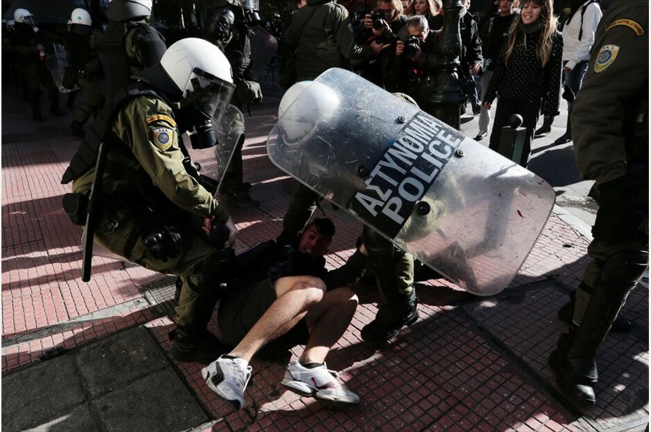 Συγκεντρώσεις στη μνήμη του Αλέξη Γρηγορόπουλου #27. Συγκεντρώσεις πραγματοποιούνται σήμερα στο κέντρο της Αθήνας, με αφορμή τη συμπλήρωση τεσσάρων χρόνων από τη δολοφονία του μαθητή, Αλέξη Γρηγορόπουλου.Υπό ισχυρή αστυνομική παρουσία μαθητές και φοιτητές έφθασαν στο Σύνταγμα μετά από συγκέντρωση που πραγματοποίησαν το πρωί στα Προπύλαια. Μικροένταση υπήρξε στην οδό Σταδίου όταν δυνάμεις των ΜΑΤ που βρέθηκαν στο σημείο δέχθηκαν νεράντζια και πέτρες.Κατά την ολοκλήρωση του συλλαλητηρίου στο ύψος της Ομόνοιας τα πνεύματα οξύνθηκαν για ακόμη μία φορά, όταν νεαροί επιδόθηκαν σε πετροπόλεμο και απωθήθηκαν από τις αστυνομικές δυνάμεις, με αποτέλεσμα το κυνηγητό να συνεχιστεί στους γύρω δρόμους.