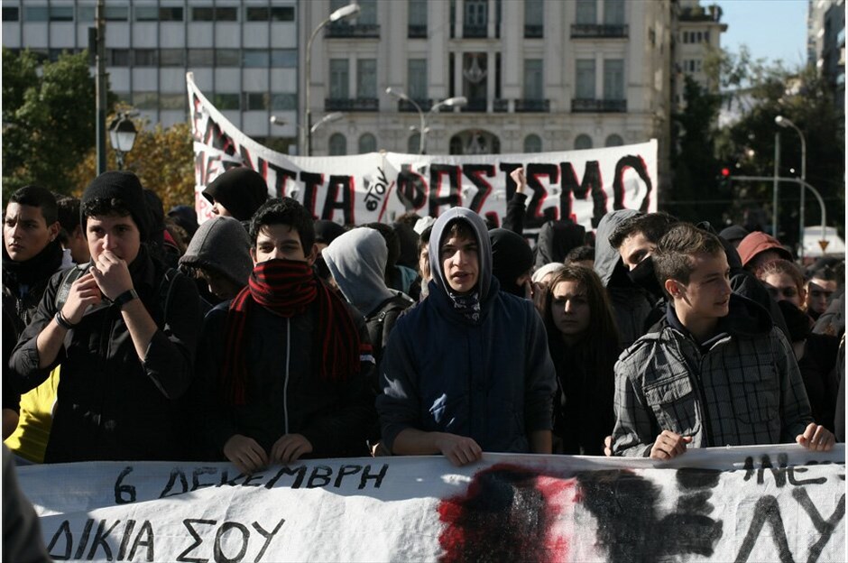 Συγκεντρώσεις στη μνήμη του Αλέξη Γρηγορόπουλου #29. Συγκεντρώσεις πραγματοποιούνται σήμερα στο κέντρο της Αθήνας, με αφορμή τη συμπλήρωση τεσσάρων χρόνων από τη δολοφονία του μαθητή, Αλέξη Γρηγορόπουλου.Υπό ισχυρή αστυνομική παρουσία μαθητές και φοιτητές έφθασαν στο Σύνταγμα μετά από συγκέντρωση που πραγματοποίησαν το πρωί στα Προπύλαια. Μικροένταση υπήρξε στην οδό Σταδίου όταν δυνάμεις των ΜΑΤ που βρέθηκαν στο σημείο δέχθηκαν νεράντζια και πέτρες.Κατά την ολοκλήρωση του συλλαλητηρίου στο ύψος της Ομόνοιας τα πνεύματα οξύνθηκαν για ακόμη μία φορά, όταν νεαροί επιδόθηκαν σε πετροπόλεμο και απωθήθηκαν από τις αστυνομικές δυνάμεις, με αποτέλεσμα το κυνηγητό να συνεχιστεί στους γύρω δρόμους.