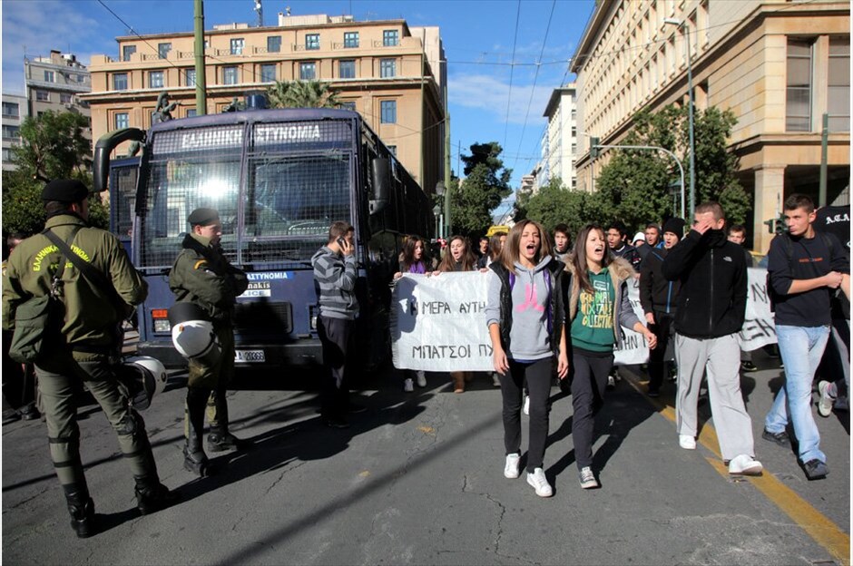 Συγκεντρώσεις στη μνήμη του Αλέξη Γρηγορόπουλου #31. Συγκεντρώσεις πραγματοποιούνται σήμερα στο κέντρο της Αθήνας, με αφορμή τη συμπλήρωση τεσσάρων χρόνων από τη δολοφονία του μαθητή, Αλέξη Γρηγορόπουλου.Υπό ισχυρή αστυνομική παρουσία μαθητές και φοιτητές έφθασαν στο Σύνταγμα μετά από συγκέντρωση που πραγματοποίησαν το πρωί στα Προπύλαια. Μικροένταση υπήρξε στην οδό Σταδίου όταν δυνάμεις των ΜΑΤ που βρέθηκαν στο σημείο δέχθηκαν νεράντζια και πέτρες.Κατά την ολοκλήρωση του συλλαλητηρίου στο ύψος της Ομόνοιας τα πνεύματα οξύνθηκαν για ακόμη μία φορά, όταν νεαροί επιδόθηκαν σε πετροπόλεμο και απωθήθηκαν από τις αστυνομικές δυνάμεις, με αποτέλεσμα το κυνηγητό να συνεχιστεί στους γύρω δρόμους.