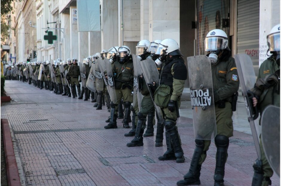 Συγκεντρώσεις στη μνήμη του Αλέξη Γρηγορόπουλου #34. Συγκεντρώσεις πραγματοποιούνται σήμερα στο κέντρο της Αθήνας, με αφορμή τη συμπλήρωση τεσσάρων χρόνων από τη δολοφονία του μαθητή, Αλέξη Γρηγορόπουλου.Υπό ισχυρή αστυνομική παρουσία μαθητές και φοιτητές έφθασαν στο Σύνταγμα μετά από συγκέντρωση που πραγματοποίησαν το πρωί στα Προπύλαια. Μικροένταση υπήρξε στην οδό Σταδίου όταν δυνάμεις των ΜΑΤ που βρέθηκαν στο σημείο δέχθηκαν νεράντζια και πέτρες.Κατά την ολοκλήρωση του συλλαλητηρίου στο ύψος της Ομόνοιας τα πνεύματα οξύνθηκαν για ακόμη μία φορά, όταν νεαροί επιδόθηκαν σε πετροπόλεμο και απωθήθηκαν από τις αστυνομικές δυνάμεις, με αποτέλεσμα το κυνηγητό να συνεχιστεί στους γύρω δρόμους.