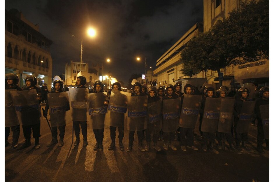 Τανκς και συγκρούσεις στο Κάιρο #14. Υποστηρικτές και αντίπαλοι του προέδρου της Αιγύπτου Μοχάμεντ Μόρσι συνέχισαν σήμερα να συγκρούονται έξω από το προεδρικό μέγαρο, παρά την ανάπτυξη τανκς και στρατιωτών μετά τα χθεσινά βίαια επεισόδια που στοίχισαν τη ζωή σε πέντε ανθρώπους. Οι ομάδες έριχναν πέτρες η μία στην άλλη, ενώ οι στρατιώτες καλούσαν τους διαδηλωτές να σταματήσουν τις συγκρούσεις και βοήθησαν να εκτονωθεί η ένταση, σύμφωνα με το Reuters. Τα βίαια επεισόδια έξω από το μέγαρο που ξέσπασαν χθες, είχαν σταματήσει τις πρώτες πρωινές ώρες σήμερα. Τουλάχιστον πέντε άνθρωποι σκοτώθηκαν και 350 τραυματίσθηκαν στις βιαιότητες, ανακοίνωσε το υπουργείο Υγείας.