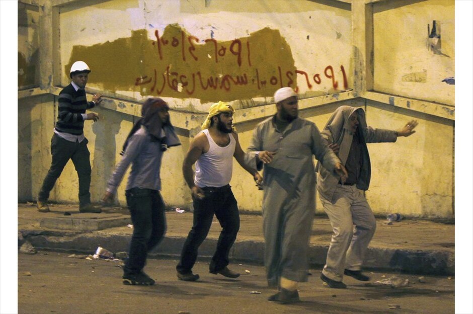Τανκς και συγκρούσεις στο Κάιρο #21. Υποστηρικτές και αντίπαλοι του προέδρου της Αιγύπτου Μοχάμεντ Μόρσι συνέχισαν σήμερα να συγκρούονται έξω από το προεδρικό μέγαρο, παρά την ανάπτυξη τανκς και στρατιωτών μετά τα χθεσινά βίαια επεισόδια που στοίχισαν τη ζωή σε πέντε ανθρώπους. Οι ομάδες έριχναν πέτρες η μία στην άλλη, ενώ οι στρατιώτες καλούσαν τους διαδηλωτές να σταματήσουν τις συγκρούσεις και βοήθησαν να εκτονωθεί η ένταση, σύμφωνα με το Reuters. Τα βίαια επεισόδια έξω από το μέγαρο που ξέσπασαν χθες, είχαν σταματήσει τις πρώτες πρωινές ώρες σήμερα. Τουλάχιστον πέντε άνθρωποι σκοτώθηκαν και 350 τραυματίσθηκαν στις βιαιότητες, ανακοίνωσε το υπουργείο Υγείας.