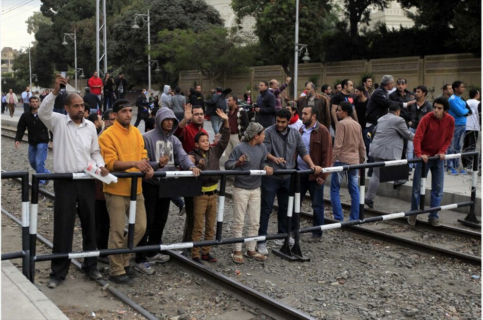 Τανκς και συγκρούσεις στο Κάιρο #31. Υποστηρικτές και αντίπαλοι του προέδρου της Αιγύπτου Μοχάμεντ Μόρσι συνέχισαν σήμερα να συγκρούονται έξω από το προεδρικό μέγαρο, παρά την ανάπτυξη τανκς και στρατιωτών μετά τα χθεσινά βίαια επεισόδια που στοίχισαν τη ζωή σε πέντε ανθρώπους. Οι ομάδες έριχναν πέτρες η μία στην άλλη, ενώ οι στρατιώτες καλούσαν τους διαδηλωτές να σταματήσουν τις συγκρούσεις και βοήθησαν να εκτονωθεί η ένταση, σύμφωνα με το Reuters. Τα βίαια επεισόδια έξω από το μέγαρο που ξέσπασαν χθες, είχαν σταματήσει τις πρώτες πρωινές ώρες σήμερα. Τουλάχιστον πέντε άνθρωποι σκοτώθηκαν και 350 τραυματίσθηκαν στις βιαιότητες, ανακοίνωσε το υπουργείο Υγείας.