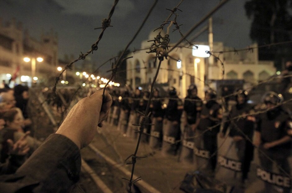 Συνεχίζονται οι διαδηλώσεις στο Κάιρο #6. Εκατοντάδες διαδηλωτές παραμένουν έξω από το προεδρικό μέγαρο στο Κάιρο όπου πέρασαν τη νύχτα και δηλώνουν αποφασισμένοι να συνεχίσουν, διαμαρτυρόμενοι για την έγκριση του σχεδίου συντάγματος και ζητώντας να αποσύρει ο πρόεδρος Μοχάμεντ Μόρσι το διάταγμα που διευρύνει τις εξουσίες του.Η αστυνομία έκανε χρήση δακρυγόνων και 18 άνθρωποι τραυματίστηκαν ελαφρά, σύμφωνα με το πρακτορείο ειδήσεων Mena. Οι δυνάμεις ασφαλείας εξέδωσαν ανακοίνωση με την οποία απηύθυναν έκκληση για ηρεμία. Εκατοντάδες διαδηλωτές πέρασαν τη νύχτα και στην πλατεία Ταχρίρ, όπου εδώ και περίπου δυο εβδομάδες έχουν στηθεί δεκάδες σκηνές.