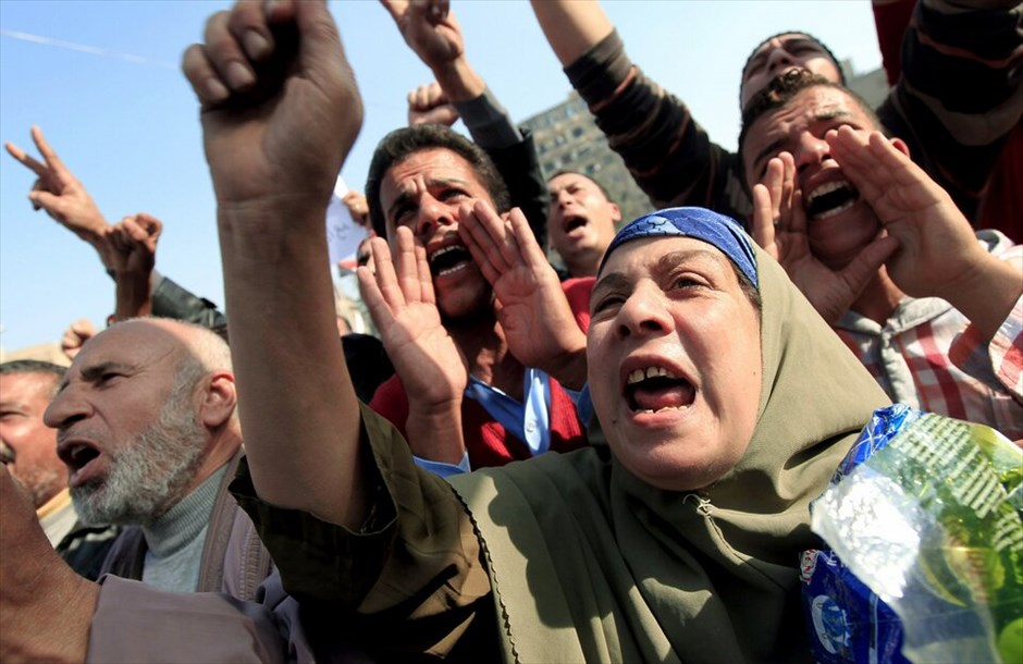 Αίγυπτος: Διαδηλώσεις εναντίον του Μ. Μόρσι #13. Χιλιάδες Αιγύπτιοι διαδήλωσαν εναντίον του προέδρου Μοχάμεντ Μόρσι μετά την εσπευσμένη έγκριση του σχεδίου του νέου συντάγματος της χώρας, εν μέσω της κατακραυγής που έχει προκαλέσει η έκδοση διατάγματος που διευρύνει σημαντικά τις εξουσίες του Μόρσι.