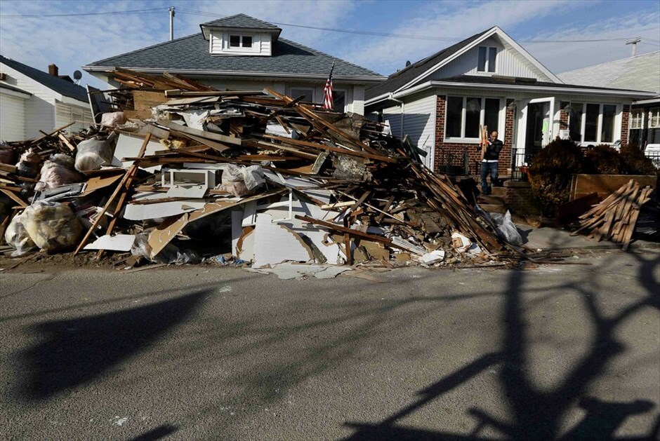 ΗΠΑ: Τα απομεινάρια του τυφώνα «Σάντι» #5. Στα 71 δισεκατομμύρια δολάρια ανέρχεται το τελικό κόστος των ζημιών που προκάλεσε ο τυφώνας «Σάντι» στις ανατολικές ακτές των ΗΠΑ, τον περασμένο μήνα. Ο κυβερνήτης της Νέας Υόρκης, Αντριου Κουόμο, ανέφερε χθες ότι το κόστος των ζημιών από την καταιγίδα στη πολιτεία του θα ανέλθει στα 42 δισεκατομμύρια δολάρια. Ο τυφώνας που έπληξε την ανατολική ακτή των ΗΠΑ στις 29 Οκτωβρίου προκάλεσε χάος, πλημμύρες και εκτεταμένα προβλήματα στο σύστημα συγκοινωνιών της Νέας Υόρκης, καθώς επίσης και στην ηλεκτροδότηση, αφού ορισμένες περιοχές έμειναν για ημέρες χωρίς ρεύμα.