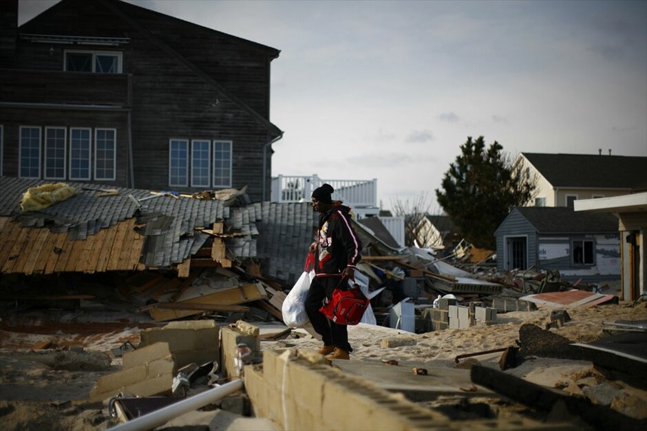 ΗΠΑ: Τα απομεινάρια του τυφώνα «Σάντι» #8. Στα 71 δισεκατομμύρια δολάρια ανέρχεται το τελικό κόστος των ζημιών που προκάλεσε ο τυφώνας «Σάντι» στις ανατολικές ακτές των ΗΠΑ, τον περασμένο μήνα. Ο κυβερνήτης της Νέας Υόρκης, Αντριου Κουόμο, ανέφερε χθες ότι το κόστος των ζημιών από την καταιγίδα στη πολιτεία του θα ανέλθει στα 42 δισεκατομμύρια δολάρια. Ο τυφώνας που έπληξε την ανατολική ακτή των ΗΠΑ στις 29 Οκτωβρίου προκάλεσε χάος, πλημμύρες και εκτεταμένα προβλήματα στο σύστημα συγκοινωνιών της Νέας Υόρκης, καθώς επίσης και στην ηλεκτροδότηση, αφού ορισμένες περιοχές έμειναν για ημέρες χωρίς ρεύμα.