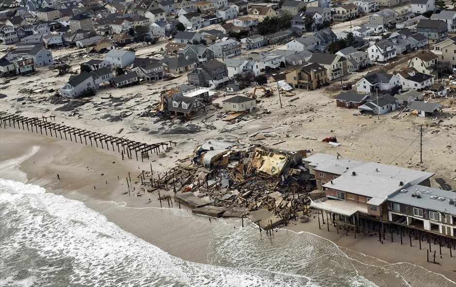 ΗΠΑ: Τα απομεινάρια του τυφώνα «Σάντι» #18. Στα 71 δισεκατομμύρια δολάρια ανέρχεται το τελικό κόστος των ζημιών που προκάλεσε ο τυφώνας «Σάντι» στις ανατολικές ακτές των ΗΠΑ, τον περασμένο μήνα. Ο κυβερνήτης της Νέας Υόρκης, Αντριου Κουόμο, ανέφερε χθες ότι το κόστος των ζημιών από την καταιγίδα στη πολιτεία του θα ανέλθει στα 42 δισεκατομμύρια δολάρια. Ο τυφώνας που έπληξε την ανατολική ακτή των ΗΠΑ στις 29 Οκτωβρίου προκάλεσε χάος, πλημμύρες και εκτεταμένα προβλήματα στο σύστημα συγκοινωνιών της Νέας Υόρκης, καθώς επίσης και στην ηλεκτροδότηση, αφού ορισμένες περιοχές έμειναν για ημέρες χωρίς ρεύμα.