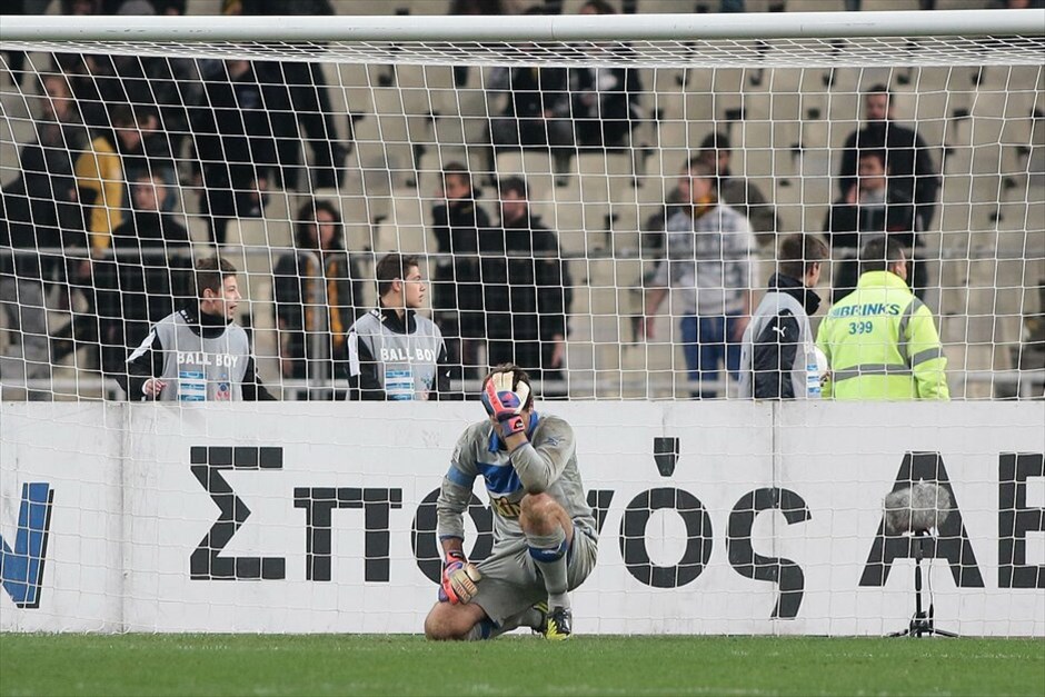 Σούπερ Λίγκα: Η δωδέκατη αγωνιστική #6. Ο Λεβαδειακός έκανε τη μεγάλη έκπληξη στο Ολυμπιακό Στάδιο, όπου με γκολ του Ναπολεόνι στο 81ο λεπτό επικράτησε 1-0 της ΑΕΚ, στο πλαίσιο της δωδέκατης αγωνιστικής της Σούπερ Λίγκας. Έτσι η Ενωση δεν κατάφερε να «ξεκολλήσει» από τον «πάτο» της βαθμολογίας.
