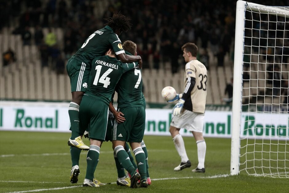 Europa League: Παναθηναϊκός - Μάριμπορ 1-0 #10. Πανηγυρισμοί του «χρυσού» σκόρερ του Παναθηναϊκού με τους συμπαίκτες του.