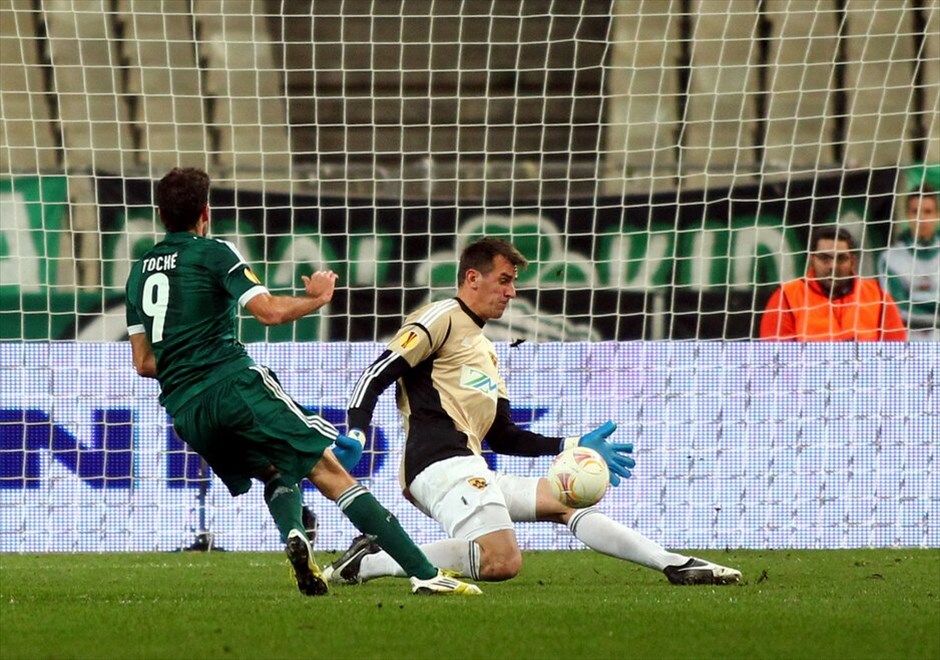 Europa League: Παναθηναϊκός - Μάριμπορ 1-0 #11. Ο Τοτσέ σουτάρει μέσα στην περιοχή της Μάριμπορ και ο Χαντάνοβιτς αποκρούει.