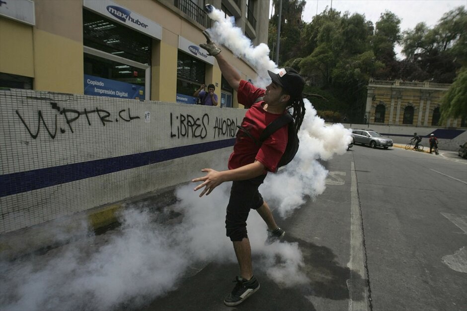 Χιλή: Συγκρούσεις φοιτητών - αστυνομικών  #1. Αψηφώντας τα κανόνια νερού και τα δακρυγόνα της αστυνομίας, δεκάδες χιλιάδες φοιτητές και μαθητές από τη Χιλή κατέβηκαν στους δρόμους της πρωτεύουσας Σαντιάγο απαιτώντας μεταρρυθμίσεις στον τομέα της Παιδείας. Στις προσπάθειες της αστυνομίας να διαλύσει το πλήθος, οι φοιτητές απάντησαν πετώντας πέτρες.
