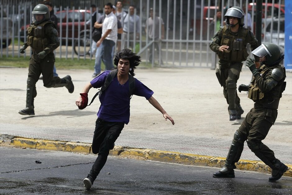 Χιλή: Συγκρούσεις φοιτητών - αστυνομικών  #4. Αψηφώντας τα κανόνια νερού και τα δακρυγόνα της αστυνομίας, δεκάδες χιλιάδες φοιτητές και μαθητές από τη Χιλή κατέβηκαν στους δρόμους της πρωτεύουσας Σαντιάγο απαιτώντας μεταρρυθμίσεις στον τομέα της Παιδείας. Στις προσπάθειες της αστυνομίας να διαλύσει το πλήθος, οι φοιτητές απάντησαν πετώντας πέτρες.
