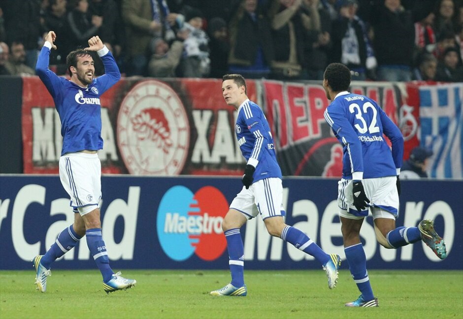 Champions League: Σάλκε - Ολυμπιακός 1-0 #8. Ο σκόρερ πανηγυρίζει με τους συμπαίκτες του.