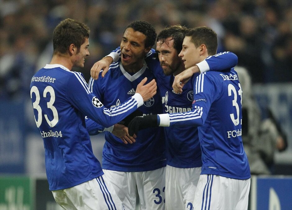Champions League: Σάλκε - Ολυμπιακός 1-0 #9. Ο σκόρερ πανηγυρίζει με τους συμπαίκτες του.
