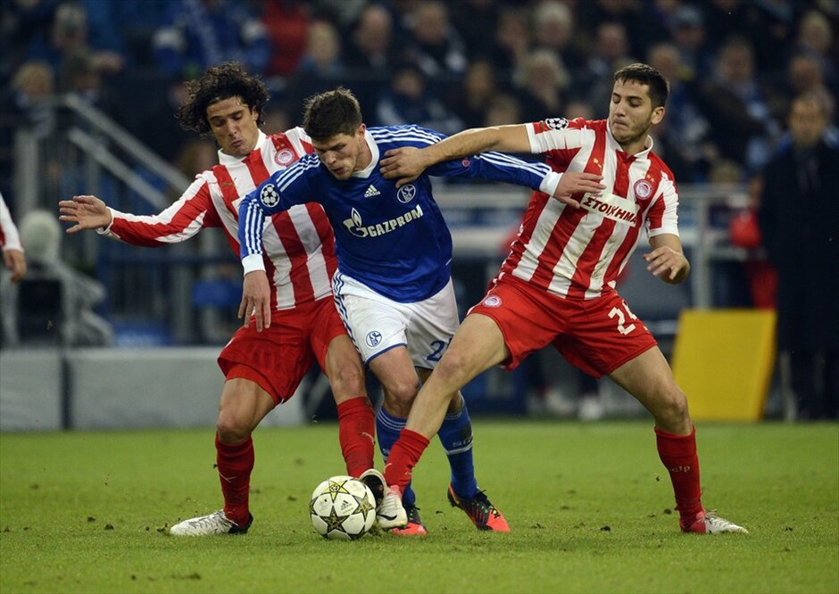 Champions League: Σάλκε - Ολυμπιακός 1-0 #12. Ο Χούντελαρ προσπαθεί να περάσει από το διπλό μαρκάρισμα των Μοντέστο και Μανωλά.