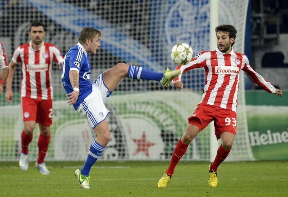 Champions League: Σάλκε - Ολυμπιακός 1-0 #14. Ο Χόλτμπι μαζί με τον Αμπντούν σε φάση από τον αγώνα.
