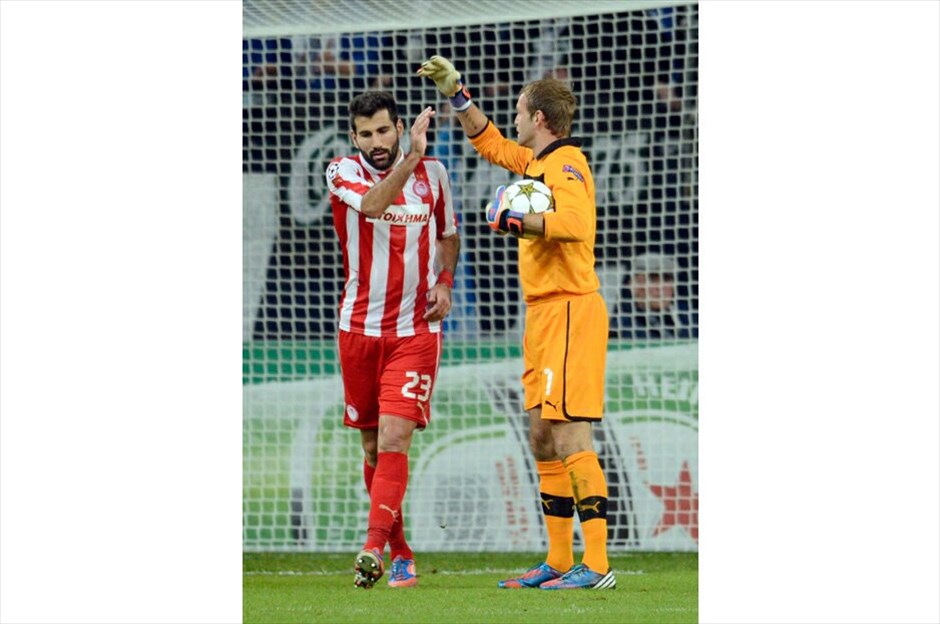 Champions League: Σάλκε - Ολυμπιακός 1-0 #20. Συγχαρητήρια του Σιόβα στον Κάρολ που μπλόκαρε τη μπάλα σε φάση, η οποία δημιουργήθηκε μέσα στα καρέ του Ολυμπιακού. EPA/BERND THISSEN
